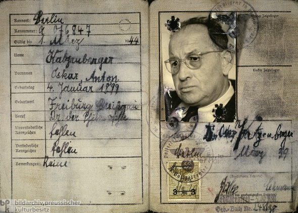 Innenseiten einer Kennkarte für Juden, ausgestellt in Berlin  (1939)